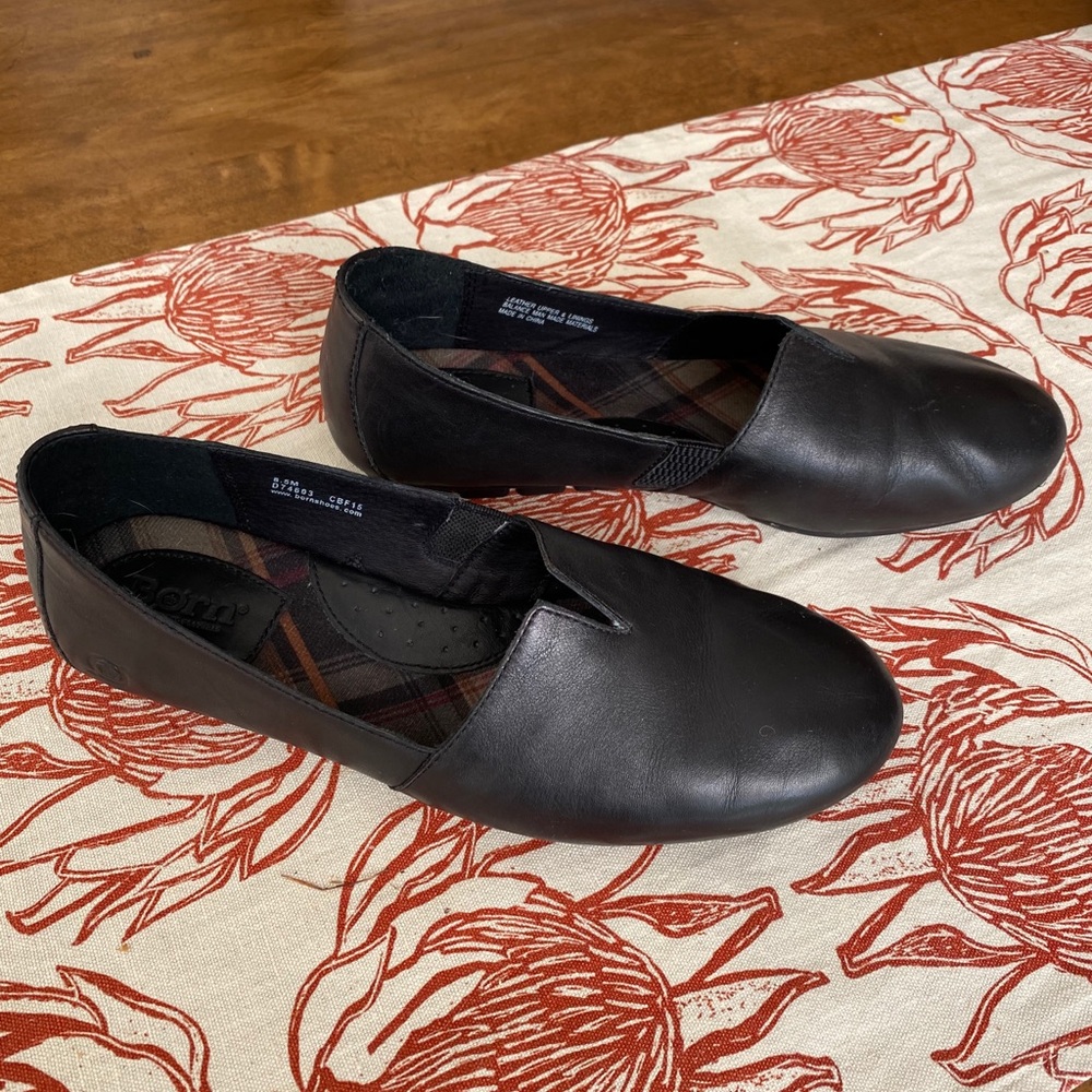 Born Sebra Black Leather slip-on flats EUC